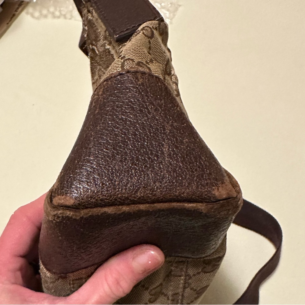 Rehab Gucci Bag with rubbing Likely can be fixed if you know how or by a cobbler - Picture 9 of 11